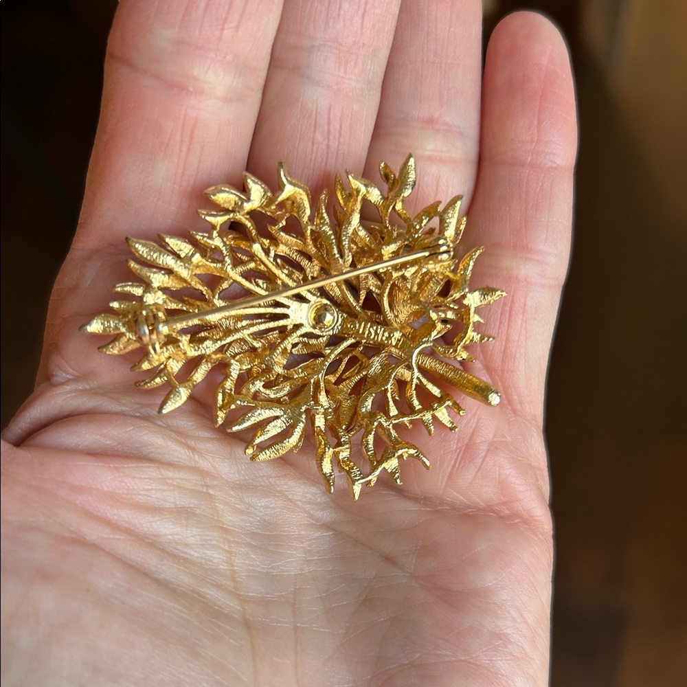 Gold Leaf Brooch - Picture 5 of 6